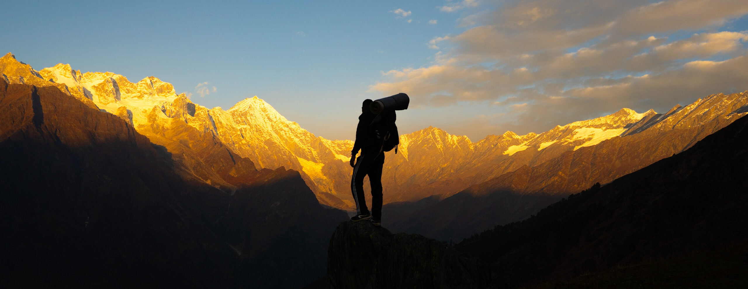 Sunrise shot of a traveller on Patalsu Peak Trail