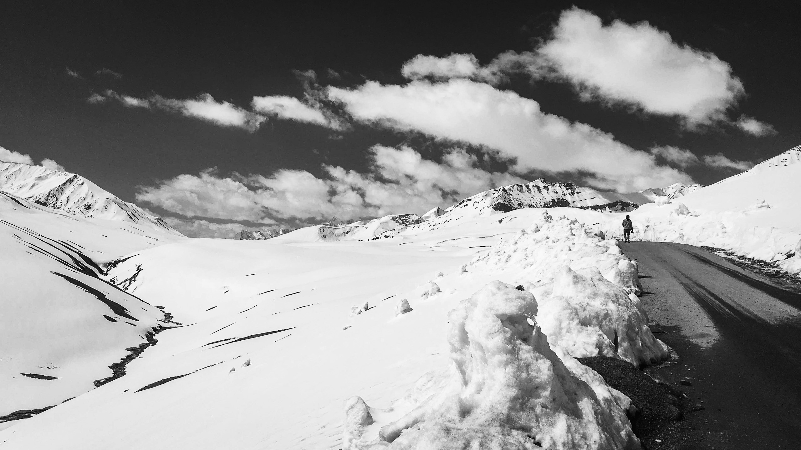 A picture of a traveller on Baralacha Pass Himachal