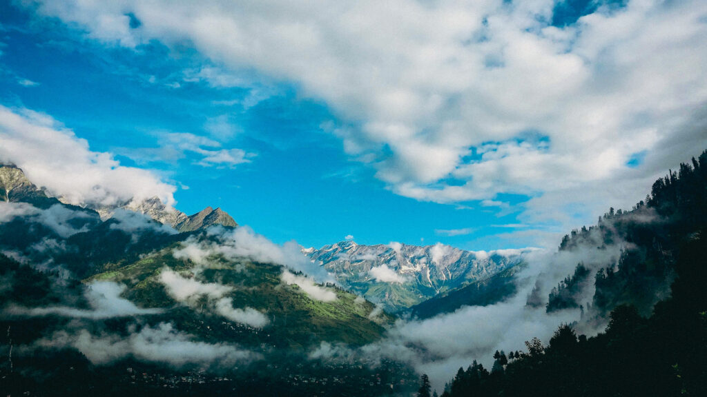 Manali view on a cloudy morning